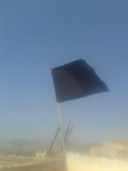 المعتقل جلول المدان بـ10 سنوات: "عزيمتنا لن تنكسر" وعائلته ترفع راية "الحداد" فوق سطح منزلها المعتقل جلول المدان بـ10 سنوات: "عزيمتنا لن تنكسر" وعائلته ترفع راية "الحداد" فوق سطح منزلها