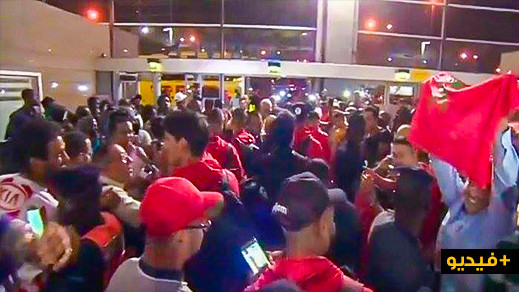 الجماهير المغربية تعتصم على متن طائرة "لارام" بعد تركها في روسيا بدون مأوى ولا مأكل الجماهير المغربية تعتصم على متن طائرة "لارام" بعد تركها في روسيا بدون مأوى ولا مأكل