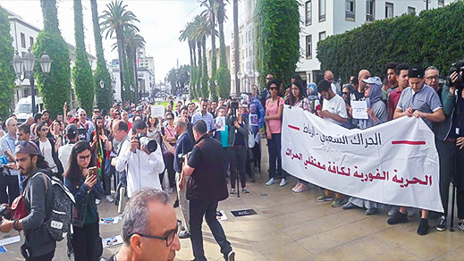 بالصور.. الرباط تعيش على وقع احتجاج عارم يطالب بالسراح الفوري لمعتقلي حراك الريف بالصور.. الرباط تعيش على وقع احتجاج عارم يطالب بالسراح الفوري لمعتقلي حراك الريف