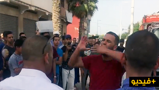 شاهدوا.. نشطاء يخرجون دفاعا عن "الطوبيسات" ضد طاكسيات العروي شاهدوا.. نشطاء يخرجون دفاعا عن "الطوبيسات" ضد طاكسيات العروي