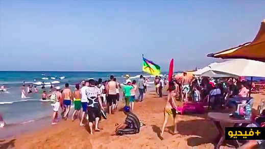 شاهدوا.. مصطافون يحتجون تضامنا مع معتقلي الريف بشاطئ أركمان بالناظور شاهدوا.. مصطافون يحتجون تضامنا مع معتقلي الريف بشاطئ أركمان بالناظور