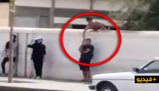 مثير.. شاهدوا كيف تعرض مواطن لسرقة هاتفه النقال من أعلى "سور" مؤسسة مثير.. شاهدوا كيف تعرض مواطن لسرقة هاتفه النقال من أعلى "سور" مؤسسة