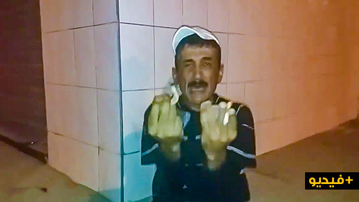 شاهدوا كيف انفجر زوج باكيا لعجزه عن توفير "قطعة حديدية" لجبر كسر زوجته الراقدة بمستشفى الناظور شاهدوا كيف انفجر زوج باكيا لعجزه عن توفير "قطعة حديدية" لجبر كسر زوجته الراقدة بمستشفى الناظور