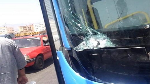 مرة أخرى.. تكسير زجاج حافلة للنقل الحضري بالناظور بسبب عراك عنيف بين راكبين مرة أخرى.. تكسير زجاج حافلة للنقل الحضري بالناظور بسبب عراك عنيف بين راكبين
