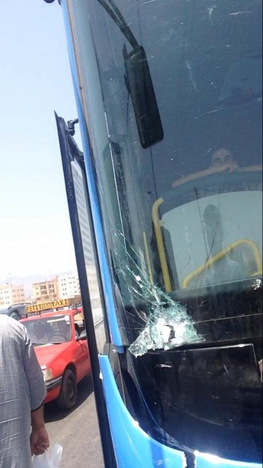 مرة أخرى.. تكسير زجاج حافلة للنقل الحضري بالناظور بسبب عراك عنيف بين راكبين