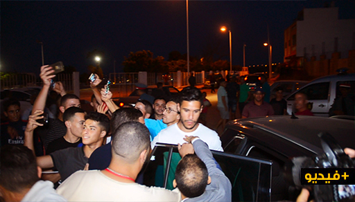 شاهدوا.. مواطنون يحاصرون سيارة حارس المنتخب المغربي ضواحي الناظور 