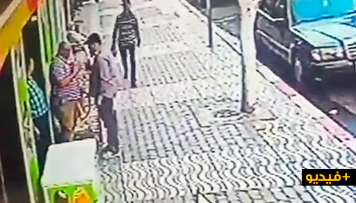 شاهدوا.. عنصر سلطة يهاجم صاحب محل تجاري وسط الناظور ويحجز هاتفه بدون سند قانوني