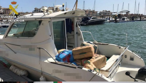 إيقاف قارب ترفيهي محمل بـ 600 كلغ من الحشيش بسواحل إسبانيا وإعتقال 3 أشخاص كانوا على متنه إيقاف قارب ترفيهي محمل بـ 600 كلغ من الحشيش بسواحل إسبانيا وإعتقال 3 أشخاص كانوا على متنه