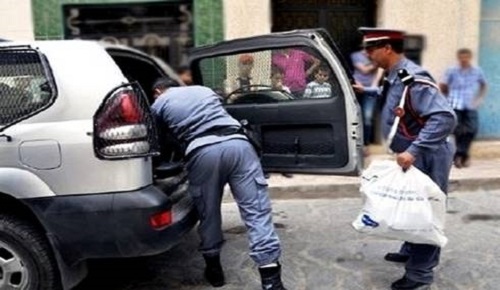 محاصرة سيارة مزورة على متنها 4 كلغ من الحشيش واعتقال سائقها بمدخل تيزطوطين