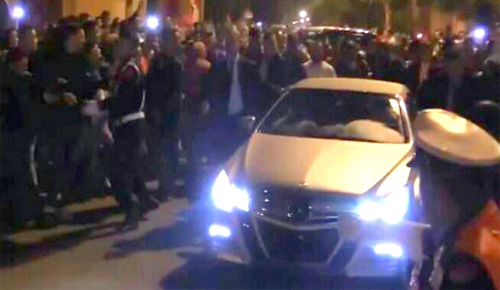 بالصور: الملك يتجول في شوارع الحسيمة ليلا رفقة مولاي رشيد والهمة ومن دون بروتوكول بالصور: الملك يتجول في شوارع الحسيمة ليلا رفقة مولاي رشيد والهمة ومن دون بروتوكول