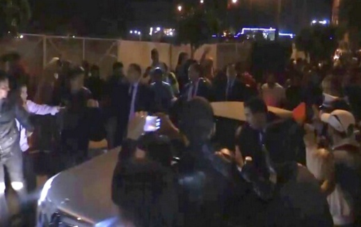 بالصور: الملك يتجول في شوارع الحسيمة ليلا رفقة مولاي رشيد والهمة ومن دون بروتوكول