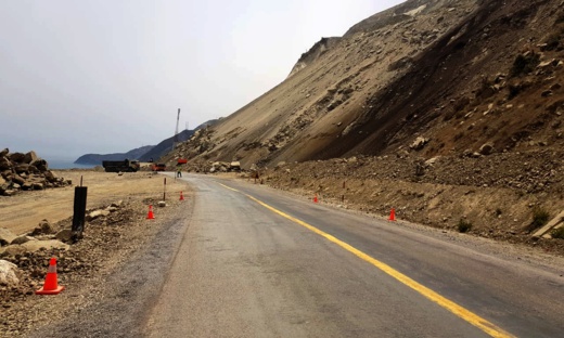 فتح الطريق الساحلية بين الحسيمة والناظور بعد إزالة أكوام الصخور والأتربة التي إنهارت بمنطقة أمتار فتح الطريق الساحلية بين الحسيمة والناظور بعد إزالة أكوام الصخور والأتربة التي إنهارت بمنطقة أمتار