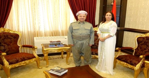 الناشطة الأمازيغية مليكة مزان تثير الجدل من جديد بعد محاولتها تقبيل قدمي زعيم كردي الناشطة الأمازيغية مليكة مزان تثير الجدل من جديد بعد محاولتها تقبيل قدمي زعيم كردي