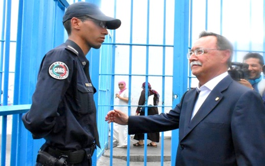 صور: موقف شجاع لشرطي مغربي رفض مد يده للسلام على رئيس سبتة المحتلة يثير غضب الإسبان صور: موقف شجاع لشرطي مغربي رفض مد يده للسلام على رئيس سبتة المحتلة يثير غضب الإسبان