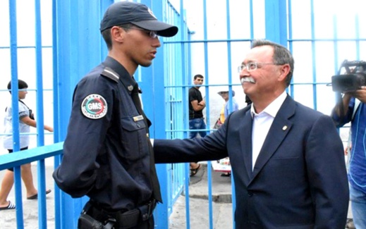 صور: موقف شجاع لشرطي مغربي رفض مد يده للسلام على رئيس سبتة المحتلة يثير غضب الإسبان صور: موقف شجاع لشرطي مغربي رفض مد يده للسلام على رئيس سبتة المحتلة يثير غضب الإسبان