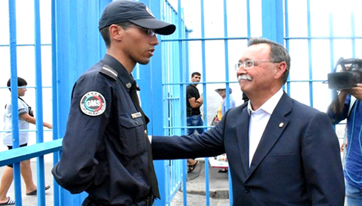 مغاربة يحتفون بالشرطي الذي رفض مصافحة رئيس مدينة سبتة المحتلة مغاربة يحتفون بالشرطي الذي رفض مصافحة رئيس مدينة سبتة المحتلة