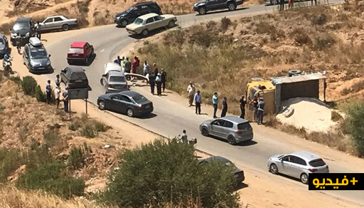 إنقلاب شاحنة محملة بالرمال بين كرونة وخميس تمسمان.. وفاعلون يطالبون بإصلاح منعرجات هذا الطريق إنقلاب شاحنة محملة بالرمال بين كرونة وخميس تمسمان.. وفاعلون يطالبون بإصلاح منعرجات هذا الطريق