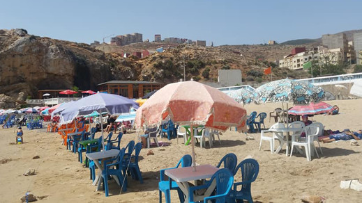 بالصور.. ظاهرة إحتلال الشواطئ بالمظلات والكراسي في الحسيمة تثير إستياء المصطافين بالصور.. ظاهرة إحتلال الشواطئ بالمظلات والكراسي في الحسيمة تثير إستياء المصطافين