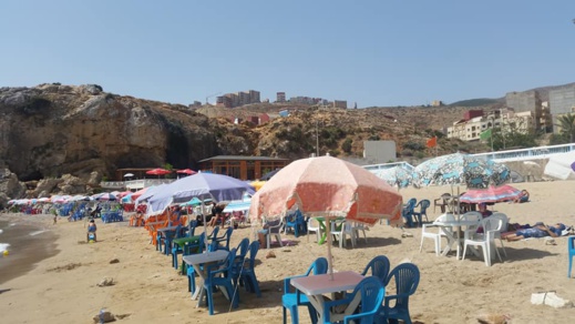 بالصور.. ظاهرة إحتلال الشواطئ بالمظلات والكراسي في الحسيمة تثير إستياء المصطافين