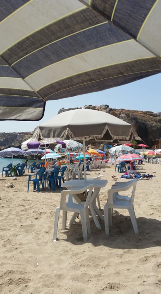 بالصور.. ظاهرة إحتلال الشواطئ بالمظلات والكراسي في الحسيمة تثير إستياء المصطافين