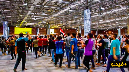 هكذا اقتحم ريفيون مقيمون بهولندا مدرج مطار الحسيمة لإجبار طائرة على الإقلاع هكذا اقتحم ريفيون مقيمون بهولندا مدرج مطار الحسيمة لإجبار طائرة على الإقلاع