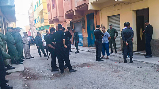 السلطات الأمنية تداهم منزلا للمهاجرين الأفارقة بحي براقة وتجلي العشرات منهم السلطات الأمنية تداهم منزلا للمهاجرين الأفارقة بحي براقة وتجلي العشرات منهم