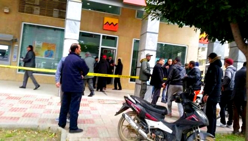 خطير.. سرقة 134 مليون سنتيم بطريقة مثيرة من شخص أمام وكالة بنكية خطير.. سرقة 134 مليون سنتيم بطريقة مثيرة من شخص أمام وكالة بنكية