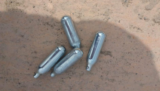 مثير.. اتهامات لأفراد الجالية المقيمة بأوروبا بإدخال مخدر "غاز الضحك' الى الحسيمة مثير.. اتهامات لأفراد الجالية المقيمة بأوروبا بإدخال مخدر "غاز الضحك' الى الحسيمة