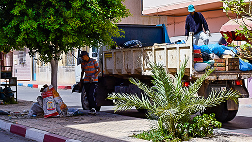 مشكل انتشار أكوام "الأزبال" بالناظور يخرج شاحنات وعمال البلدية لتطهير وسط المدينة