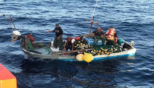 السلطات الإسبانية تنقذ 4 صيادين من الناظور تاهوا في البحر لعدة أيام بعدما تعطل قاربهم في عرض المتوسط السلطات الإسبانية تنقذ 4 صيادين من الناظور تاهوا في البحر لعدة أيام بعدما تعطل قاربهم في عرض المتوسط