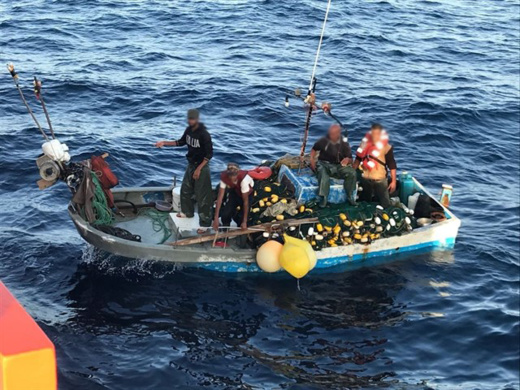 السلطات الإسبانية تنقذ 4 صيادين من الناظور تاهوا في البحر لعدة أيام بعدما تعطل قاربهم في عرض المتوسط 