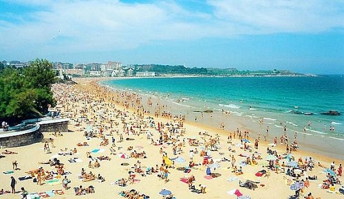 الصحافة الإسبانية: بسبب إنخفاض الأسعار.. شاطئ مليلية يستقطب نسبة قياسية من المصطافين المغاربة