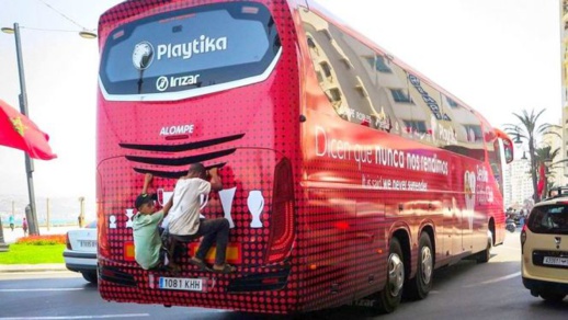 فضيحة.. تسلل "حراكة" لحافلة فريق اشبيلية بطنجة يثير موجة سخرية على مواقع التواصل فضيحة.. تسلل "حراكة" لحافلة فريق اشبيلية بطنجة يثير موجة سخرية على مواقع التواصل