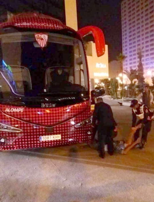 فضيحة.. تسلل "حراكة" لحافلة فريق اشبيلية بطنجة يثير موجة سخرية على مواقع التواصل فضيحة.. تسلل "حراكة" لحافلة فريق اشبيلية بطنجة يثير موجة سخرية على مواقع التواصل