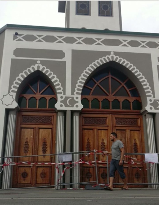 شخص يقتحم مسجدا بسيارته ضواحي مدينة "ليل" والشرطة الفرنسية تبحث عن المشتبه به شخص يقتحم مسجدا بسيارته ضواحي مدينة "ليل" والشرطة الفرنسية تبحث عن المشتبه به