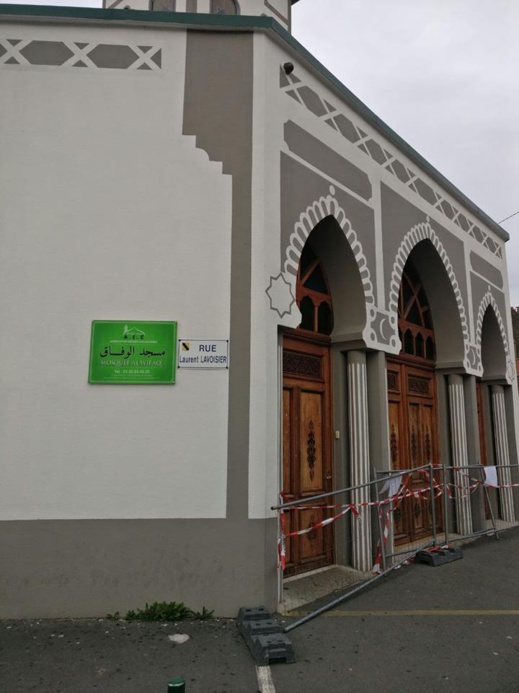 شخص يقتحم مسجدا بسيارته ضواحي مدينة "ليل" والشرطة الفرنسية تبحث عن المشتبه به شخص يقتحم مسجدا بسيارته ضواحي مدينة "ليل" والشرطة الفرنسية تبحث عن المشتبه به