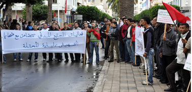 وقفة إحتجاجية أمام القنصلية الإسبانية بالناظور تضامنا مع ضحايا التهميش بمليلية المحتلة وقفة إحتجاجية أمام القنصلية الإسبانية بالناظور تضامنا مع ضحايا التهميش بمليلية المحتلة