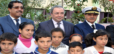 عامل الناظور يشرف على توزيع الزي المدرسي الموحد ببني انصار إحتفالا بالمسيرة الخضراء عامل الناظور يشرف على توزيع الزي المدرسي الموحد ببني انصار إحتفالا بالمسيرة الخضراء