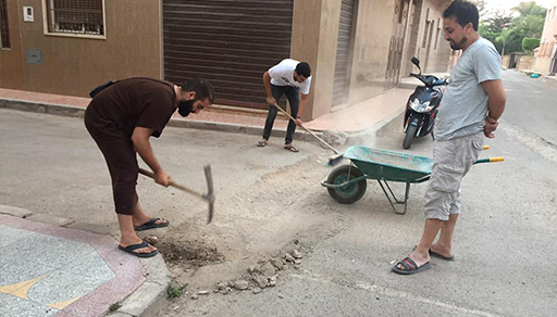 بعد فقدان الثقة في المسؤولين.. ساكنة حي "السكة" بالعروي تقوم بحملة نظافة وإصلاح للشوارع بعد فقدان الثقة في المسؤولين.. ساكنة حي "السكة" بالعروي تقوم بحملة نظافة وإصلاح للشوارع