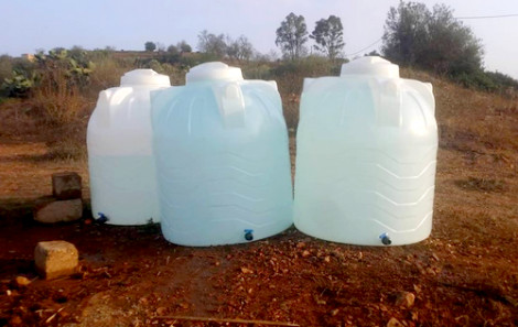 سلطات الحسيمة توزع صهاريج الماء الشروب على سكان الدواوير المعزولة