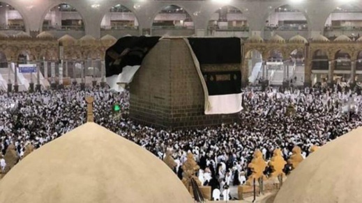 شاهدوا.. الرياح تزيل كسوة الكعبة في يوم التروية والحجاج يكبرون