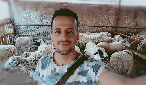 الحلاق الناظوري المعروف بخرجاته الإنسانية يوزع الأضاحي على الأسر المعوزة بالناظور الحلاق الناظوري المعروف بخرجاته الإنسانية يوزع الأضاحي على الأسر المعوزة بالناظور