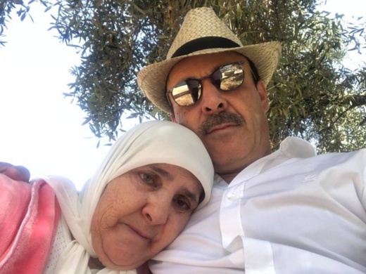 بعد غيابه طويلا عن الفايسبوك.. القيادي الريفي "العماري" يظهر مجددا برفقة والدته بمناسبة العيد بعد غيابه طويلا عن الفايسبوك.. القيادي الريفي "العماري" يظهر مجددا برفقة والدته بمناسبة العيد