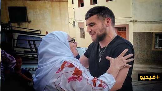 فيديو مؤثر.. شاهدوا لحظة استقبال "بدر بولحجل"من طرف والدته و اقاربه فيديو مؤثر.. شاهدوا لحظة استقبال "بدر بولحجل"من طرف والدته و اقاربه