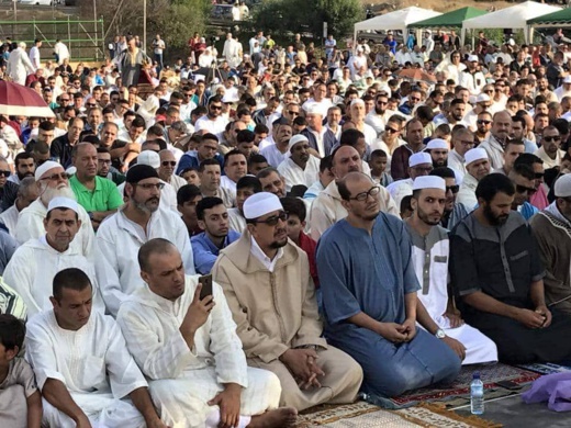 مسلمو مليلية المحتلة يؤدون صلاة عيد الأضحى في أجواء عائلية مسلمو مليلية المحتلة يؤدون صلاة عيد الأضحى في أجواء عائلية