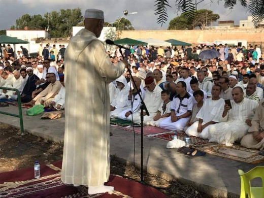 مسلمو مليلية المحتلة يؤدون صلاة عيد الأضحى في أجواء عائلية مسلمو مليلية المحتلة يؤدون صلاة عيد الأضحى في أجواء عائلية