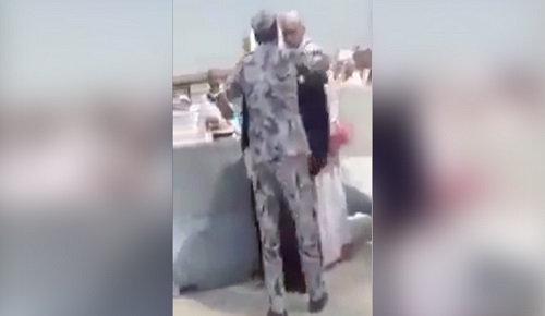 فيديو صادم.. شاهدوا كيف تصفع الشرطة السعودية الحجاج وتعاملهم بوحشية فيديو صادم.. شاهدوا كيف تصفع الشرطة السعودية الحجاج وتعاملهم بوحشية