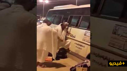 معاناة الحجاج المغاربة بمكة مستمرة.. مشاهد لحجاج نساء ورجالا يخرجون من نوافذ حافلة بالسعودية معاناة الحجاج المغاربة بمكة مستمرة.. مشاهد لحجاج نساء ورجالا يخرجون من نوافذ حافلة بالسعودية