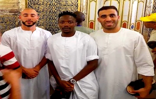 بالصور.. الدولي الريفي نوردين أمرابط "يتبرك" رفقة لاعبين بالمسجد النبوي قبل بدء الدوري السعودي بالصور.. الدولي الريفي نوردين أمرابط "يتبرك" رفقة لاعبين بالمسجد النبوي قبل بدء الدوري السعودي