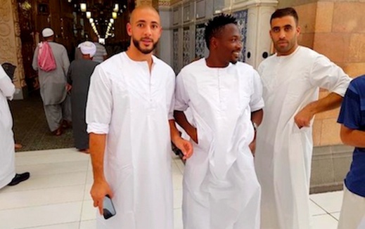 بالصور.. الدولي الريفي نوردين أمرابط "يتبرك" رفقة لاعبين بالمسجد النبوي قبل بدء الدوري السعودي بالصور.. الدولي الريفي نوردين أمرابط "يتبرك" رفقة لاعبين بالمسجد النبوي قبل بدء الدوري السعودي